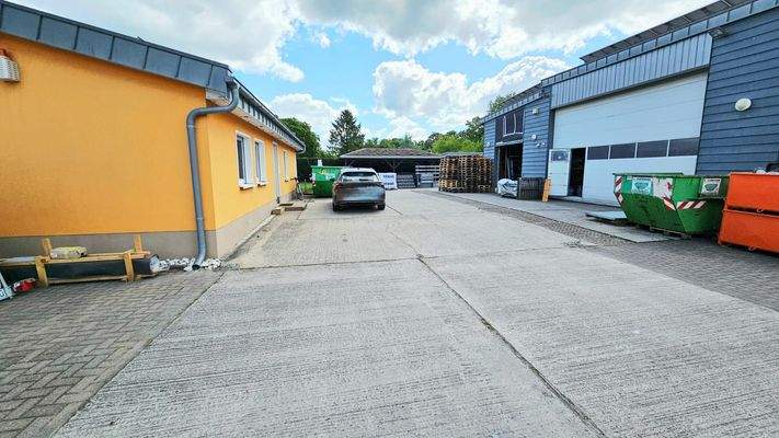 Firmengelände mit Gebäuden