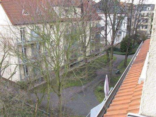 Blick in die Gartenanlage vom Dachgeschoss