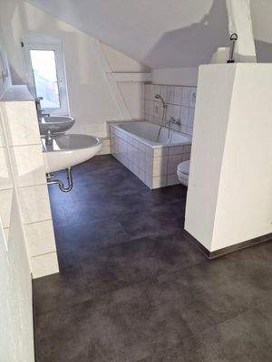 Badezimmer mit neuem Boden