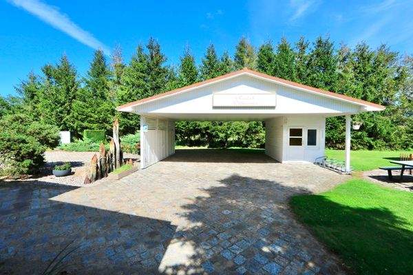 Das Carport auf der östlichen Seite des Anwesens