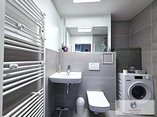 Badezimmer mit Dusche