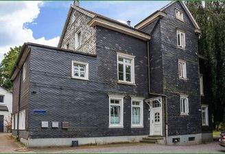 Haupthaus mit 3 WE plus Apartment