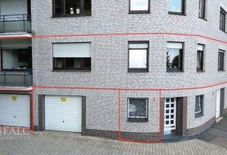 Hausansicht mit Garage und Keller