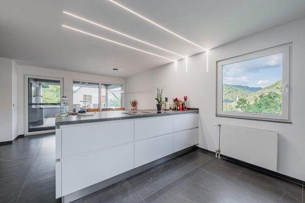 Hochwertige Einbauküche (EG)