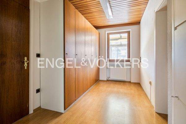 Ankleidezimmer oder Arbeitszimmer im Erdgeschoss