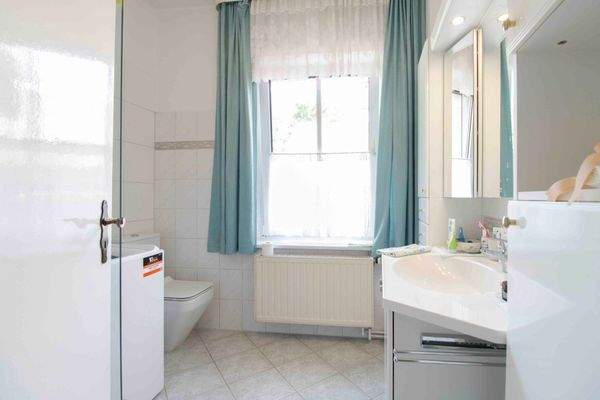 Badezimmer mit Dusche EG