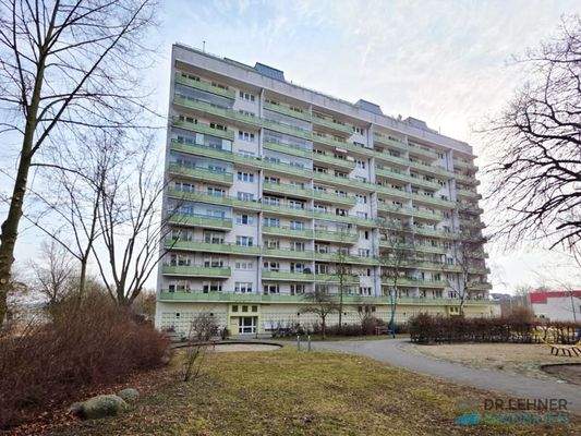 Grünfläche mit Spielplatz vor dem Haus
