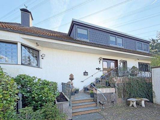 Drei Wohneinheiten und vier Garagen