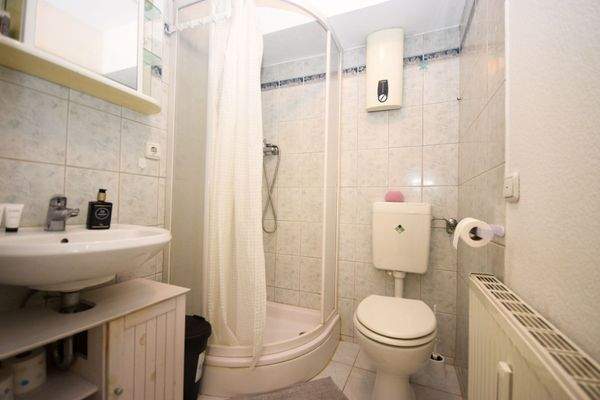 Badezimmer mit Dusche