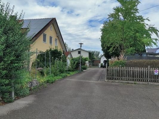 Öffentliche Straße zum Anwesen