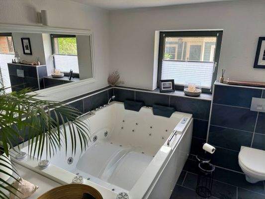 Badezimmer  (Badewanne/Whirlpool)