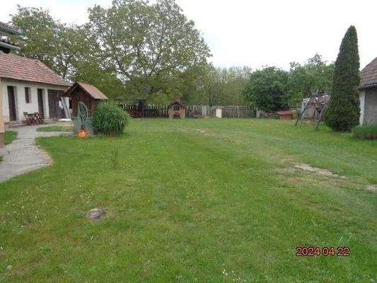 Grundstück breit neben dem Haus