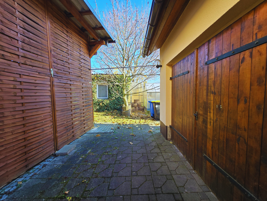 Garagenzufahrt durch das Carport.png