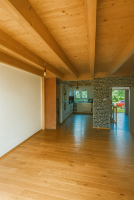 Blick vom Wohnzimmer zur Küche