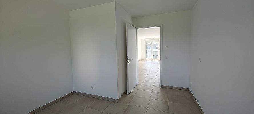 Blick aus der Küche ins Wohnzimmer