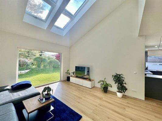 Übergroßes Fenster im Wohnbereich in den Garten un