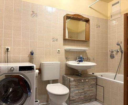 Badezimmer mit Waschmaschinenanschluss