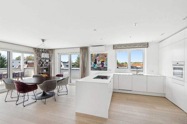 Die helle Designer-Küche lässt keine Wünsche offen