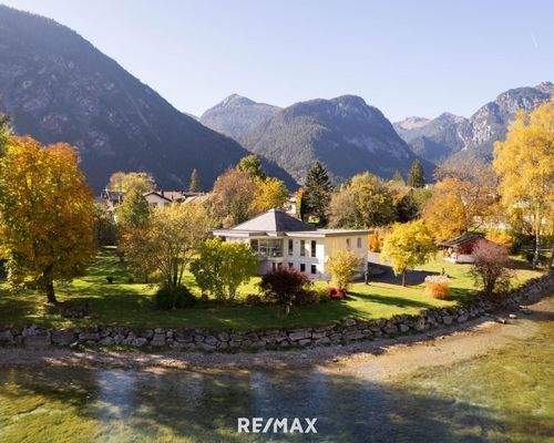 Blick vom See auf den Bungalow