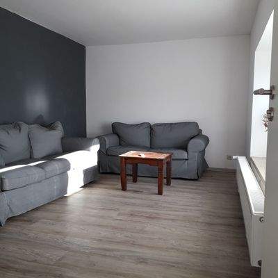 Wohnzimmer zur Hausfront liegend