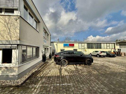 Eingangsbereich Bürogebäude mit Blick auf Halle