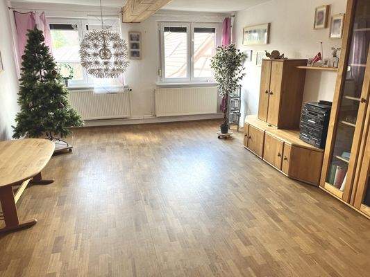 großes, helles Zimmer mit Holzparkett (DG)