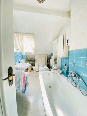 Bad mit Wanne und Fenster