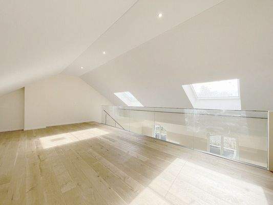 Andere Ansicht des großzügigen hellen Galeriebereiches