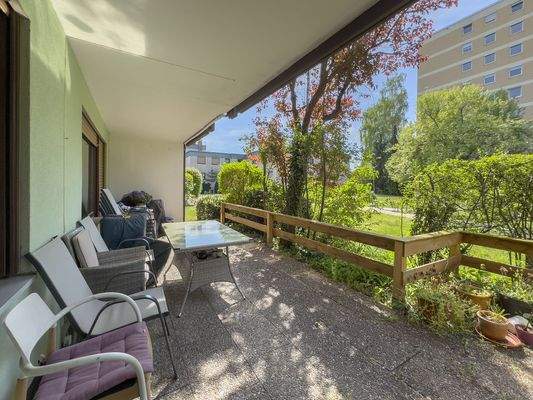 Terrasse mit Baumschatten