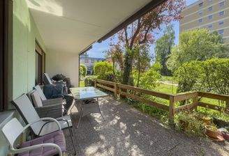 Terrasse mit Baumschatten