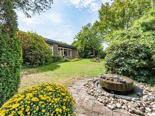 seitlicher Gartenbereich