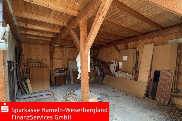 Offener Holzunterstand