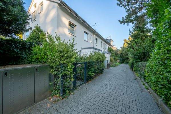 Fussweg zum Haus mit Müllboxen von Wolff