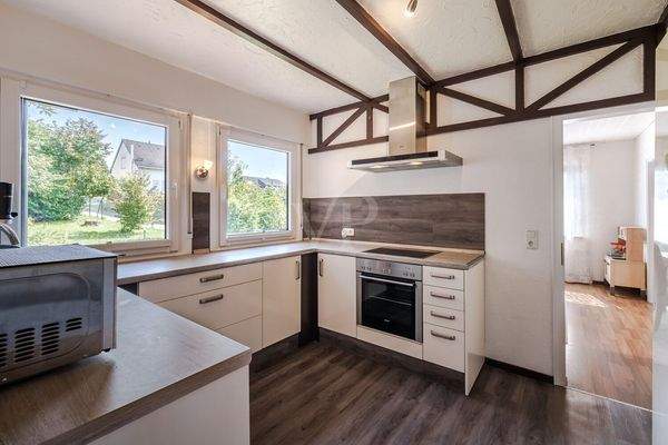 Küche mit Zugang zum Esszimmer