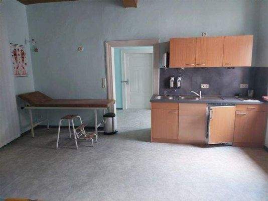 renovierungsbedürftige Räume im OG mit Küchenzeile