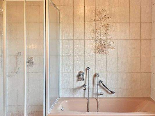Bad mit Dusche &amp; Wanne, OG