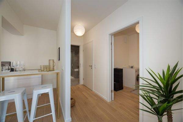 Gang zu Abstellraum, Badezimmer und WC (2)