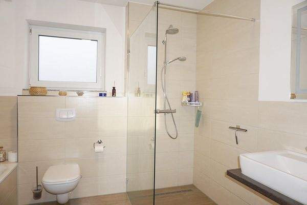 modernees Tageslichtbad mit...