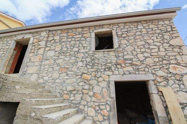 Einfamilien-Steinhaus mit viel Potenzial