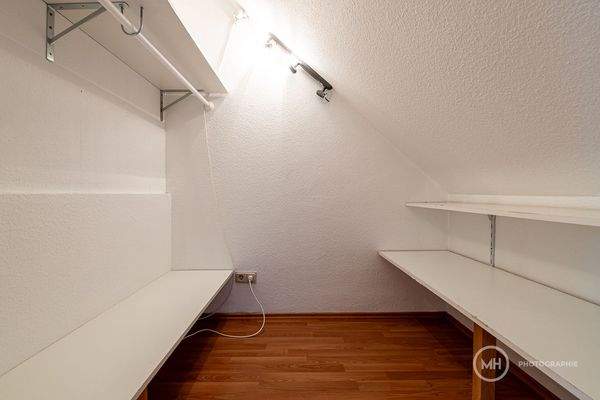 Ankleide oder Abstellraum im Studiozimmer