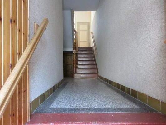 Eingang mit Treppenhaus