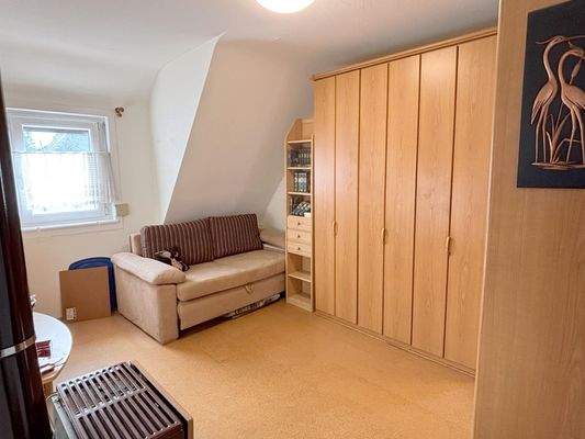 Gäste- / Kinderzimmer mit kleiner Schräge