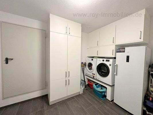 mit Waschmaschine und Trockner in Arbeitshöhe