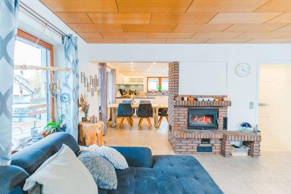 Offener Wohnessbereich mit Kamin