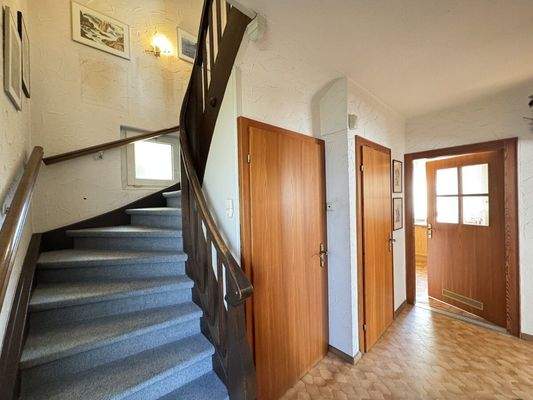 Flur EG und Treppe ins OG