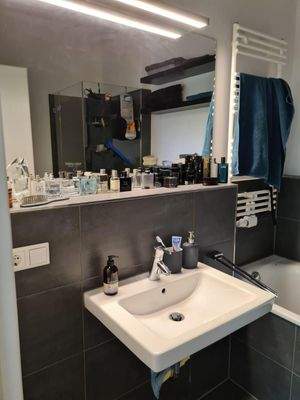 Waschtisch mit großem Spiegel i,m Masterbad.jpg