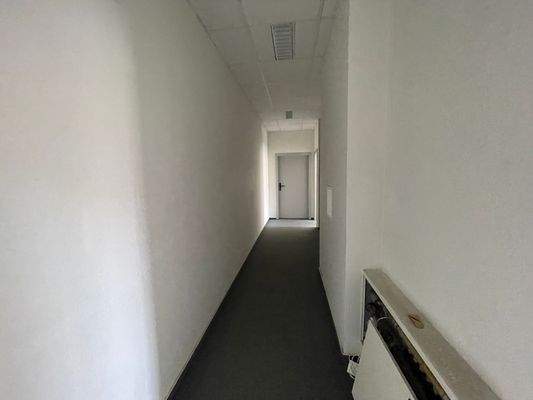 Flur zu den WC´s und Büro 6