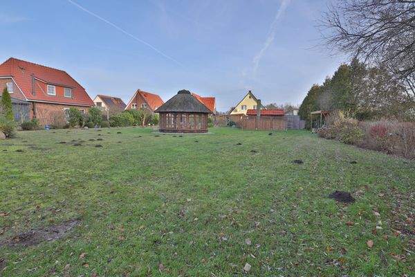 separates Grundstück mit Pavillon unter Reet