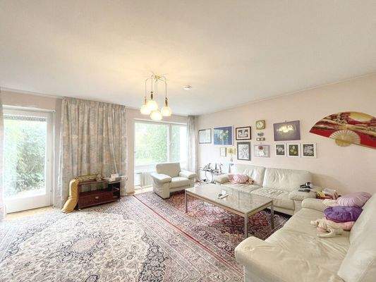 Großzügiges helles Wohnzimmer