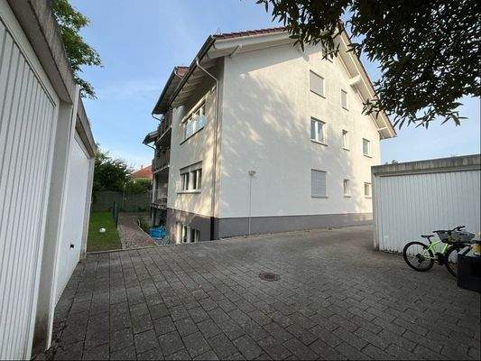 Seitenansicht und Garagenhof